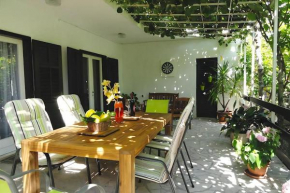 Ferienhaus Karmen auf zwei Ebenen mit Garten